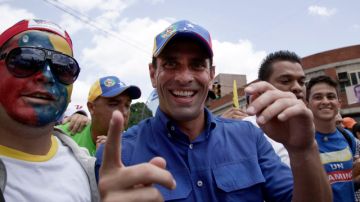 El candidato presidencial de la oposición, Henrique Capriles, en un acto de campaña, en Caracas,  ayer.