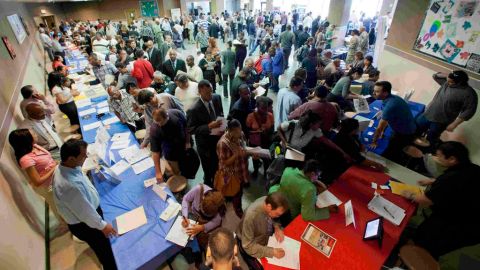 Desempleados se reúnen en la 11a. Feria Anual del Empleo Skid Row en Los Ángeles el 31 de mayo de 2012.