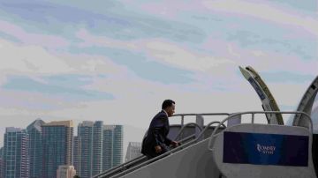 El candidato republicano a la presidencia Mitt Romney aborda su avión en San Diego el sábado 22 de septiembre de 2012.