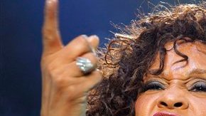 La mencionada canción, interpretada en su edición original a una sola voz, dio título al último álbum de la diva (“I Look To You”, 2009).