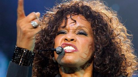 La mencionada canción, interpretada en su edición original a una sola voz, dio título al último álbum de la diva (“I Look To You”, 2009).