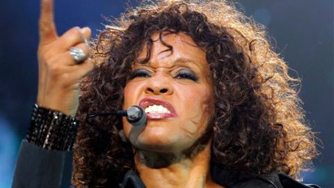 La mencionada canción, interpretada en su edición original a una sola voz, dio título al último álbum de la diva (“I Look To You”, 2009).