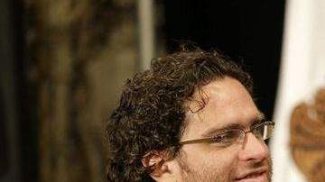 El director mexicano de "Días de Gracia" Everardo Gout aplaude durante su participación en la inauguración del primer Festival de Cine Mexicano de las Américas.