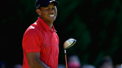 Woods no oculta su frustración al fallar el disparo final.