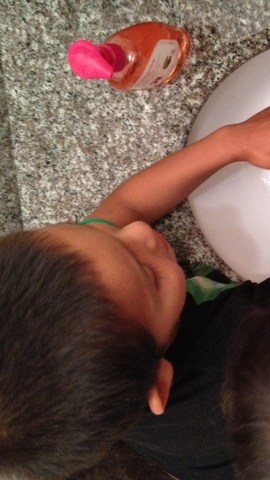 A los niños hay que enseñarles que deben lavarse las manos con agua y con jabón, mientras cantan dos veces la canción del 'Feliz cumpleaños'.