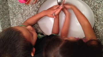 A los niños hay que enseñarles que deben lavarse las manos con agua y con jabón, mientras cantan dos veces la canción del 'Feliz cumpleaños'.