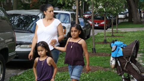 Familias en una calle de La Villita