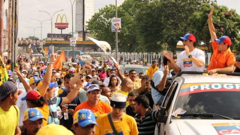 El candidato presidencial de la alianza opositora de Venezuela, Henrique Capriles Radonsky (d), en caravana electoral en Maracay.