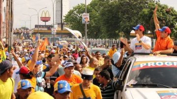 El candidato presidencial de la alianza opositora de Venezuela, Henrique Capriles Radonsky (d), en caravana electoral en Maracay.