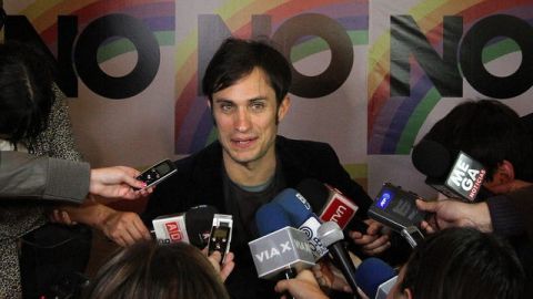 El actor mexicano Gael García Bernal (centro) es el protagonista del filme 'No', de Pablo Larraín.