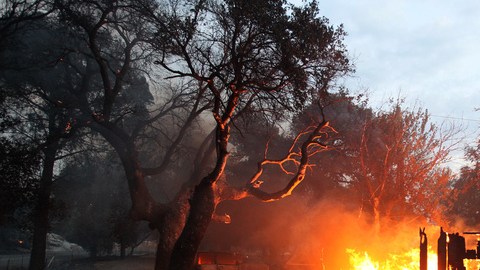 Una edificación en llamas por el incendio que comenzó el domingo, en la calle Tierra Del Sol, cerca de San Diego.
