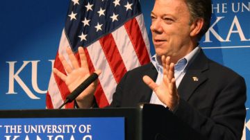 Presidente colombiano, Juan Manuel Santos, responde preguntas de reporteros en la Universidad de Kansas, ayer.