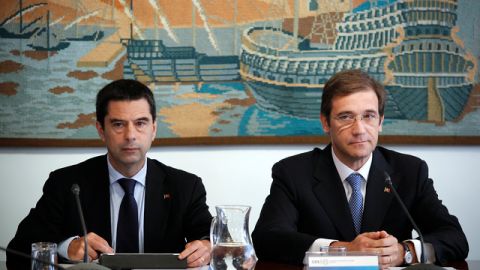 Primer ministro de Portugal, Pedro Passos (der.), y el de Finanzas, Vitor Gaspar,  con líderes de negocios y   sindicatos, ayer, en Lisboa.