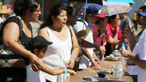 Se repartieron 4,800 pulseras a niños, adultos y ancianos.