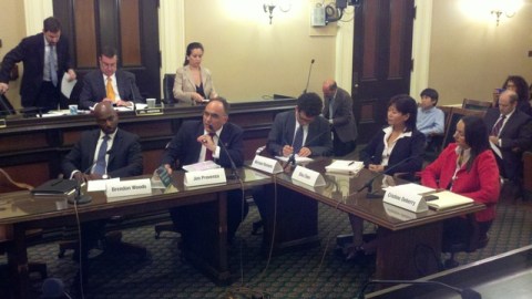 Opositores y simpatizantes de la reforma a la ley Tres Delitos y Fuera acudieron ayer al Capitolio estatal a debatir sobre la Proposición 36, que aparecerá en la boleta electoral en noviembre.