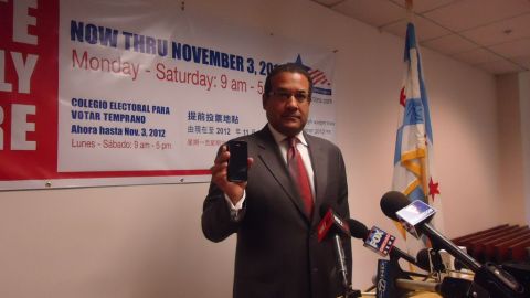 Langdon Neal, presidente de la Junta Electoral de Chicago en una conferencia de prensa realizada en sus oficinas.
