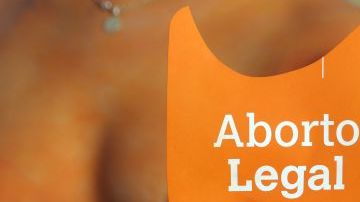 Activistas a favor de la despenalización del aborto se manifestaron desnudas frenta al Palacio Legislativo de Uruguay.