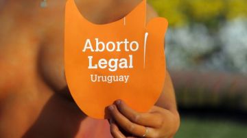 Activistas a favor de la despenalización del aborto se manifestaron desnudas frenta al Palacio Legislativo de Uruguay.