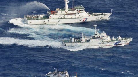 Barcos japoneses y taiwaneses se enfrentaron con cañones de agua.