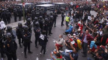 Manifestaciones como ésta también acaecieron en las Embajadas de España de París, Londres y Amsterdam en protesta por las medidas de austeridad adoptadas por el gobierno español.