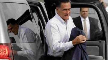 El candidato presidencial republicano y ex gobernador de Massachusetts Mitt Romney sale de su vehículo antes de sentarse para contestar entrevistas para televisión en el aeropuerto de Denver, el lunes 24 de septiembre de 2012.