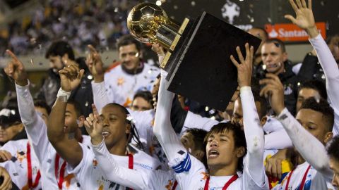 Santos conquista su primera Recopa al vencer a U de Chile en su calidad de monarca de la Sudamericana.