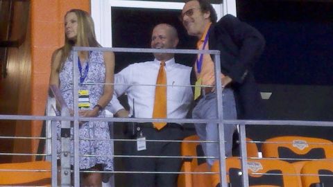 Gabriel Brener (derecha), uno de los dueños del Houston Dynamo en un palco dle estadio BBVA Compass.