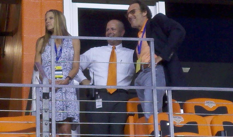 Gabriel Brener (derecha), uno de los dueños del Houston Dynamo en un palco dle estadio BBVA Compass.