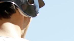 Derek Jeter es felicitado por Eric Chávez en el triunfo ante Minnesota que permite a los Yanquis seguir aventajando a los Orioles.