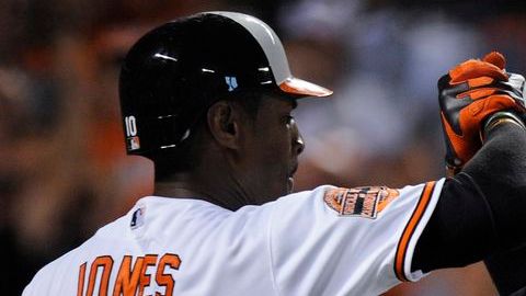 Chris Davis y Adam Jones de los Orioles celebran la paliza que le propinaron a los Azulejos de Toronto.