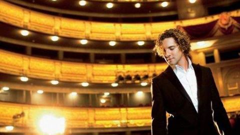 David Bisbal  ofrecerá un espectáculo recogido en el disco “Una noche en el Teatro Real”.
