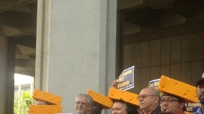 Miembros de los sindicatos al servicio de la ciudad de Los Ángeles protestaron por la reforma de pensiones.