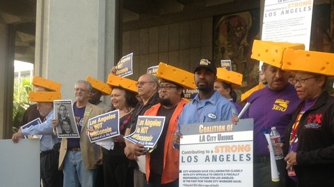 Miembros de los sindicatos al servicio de la ciudad de Los Ángeles protestaron por la reforma de pensiones.