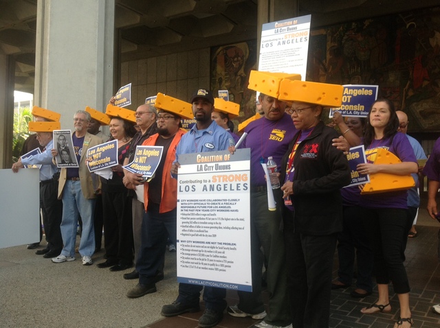 Miembros de los sindicatos al servicio de la ciudad de Los Ángeles protestaron por la reforma de pensiones.