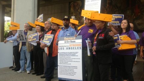Miembros de los sindicatos al servicio de la ciudad de Los Ángeles protestaron por la reforma de pensiones.