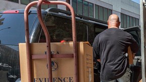 Agentes federales transportan  las evidencias obtenidas en un operativo realizado en el área de Chinatown, en Los Ángeles.