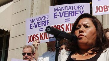 Una pequeña empresaria protesta contra el programa E-Verify.