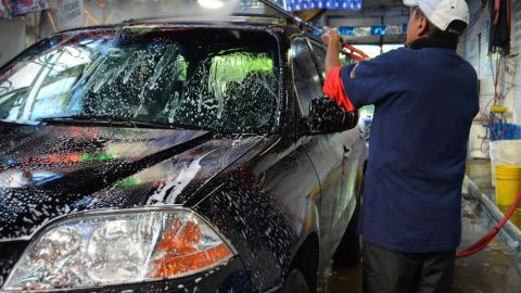 La mayoría de los trabajadores que lavan autos son de origen hispano y les pagan por propinas.