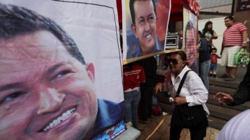 Transeúntes recorrían ayer una calle de Caracas, Venezuela, donde se muestran banderines de campaña que promueven la reelección de Hugo Chávez en los comicios presidenciales del 7 de octubre.