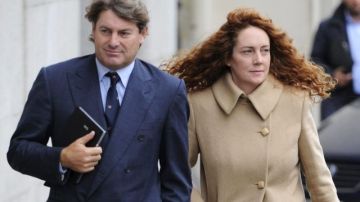 La exconsejera delegada de News International, Rebekah Brooks, llega acompañada de su marido para comparecer ante un tribunal de Londres en relación con las escuchas ilegales cometidas por medios de Rupert Murdoch, en Londres.