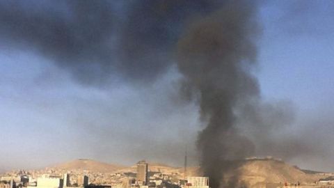 Una columna de humo que se eleva sobre el centro de Damasco tras registrarse dos fuertes explosiones, Siria.
