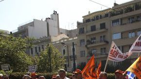 El Gobierno griego quiere recortar 11,500 millones de euros de los presupuestos de 2013 y 2014 por exigencia de la llamada troika, formada por la Comisión Europea, el Banco Central Europeo y el Fondo Monetario Internacional.