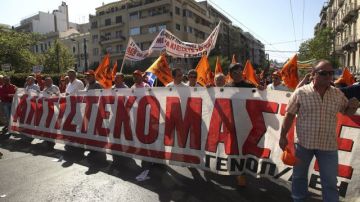 El Gobierno griego quiere recortar 11,500 millones de euros de los presupuestos de 2013 y 2014 por exigencia de la llamada troika, formada por la Comisión Europea, el Banco Central Europeo y el Fondo Monetario Internacional.