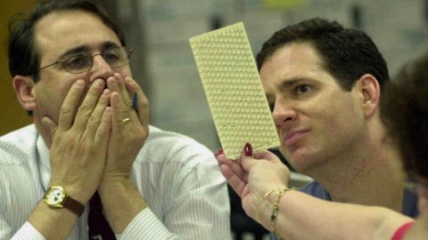 Los reporteros Eliot Kleinberg del 'Palm Beach Post' y Andy Crain del 'Sarasota Herald-Tribune' durante el recuento de votos en Fort Lauderdale, Fla. en 2000.