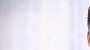 El nuevo anuncio de Mitt Romney muestra al candidato hablando directamente a la cámara.