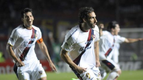 Roberto Nanni del Cerro Porteño celebra la victoria de visita frente a Colón en la Sudamericana.