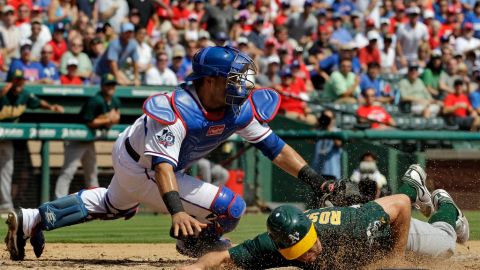 Los Atléticos de Oakland y los Rangers de Texas dividieron la serie disputada en Arlington, a dos triunfos cada uno.