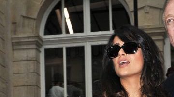 Salma Hayek no se perdió la Semana de la Moda de París.