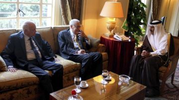 Líderes de la Liga Árabe se reúnen con el enviado especial de la ONU para Siria, Lajdar Brahimi (c) y  conversan  en El Cairo, Egipto.