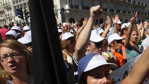 Un gran grupo de personas grita consignas en una manifestación en Atenas, con motivo de la huelga general de 24 horas  que vivió Grecia, el desafío más reciente para el Gobierno, ayer.